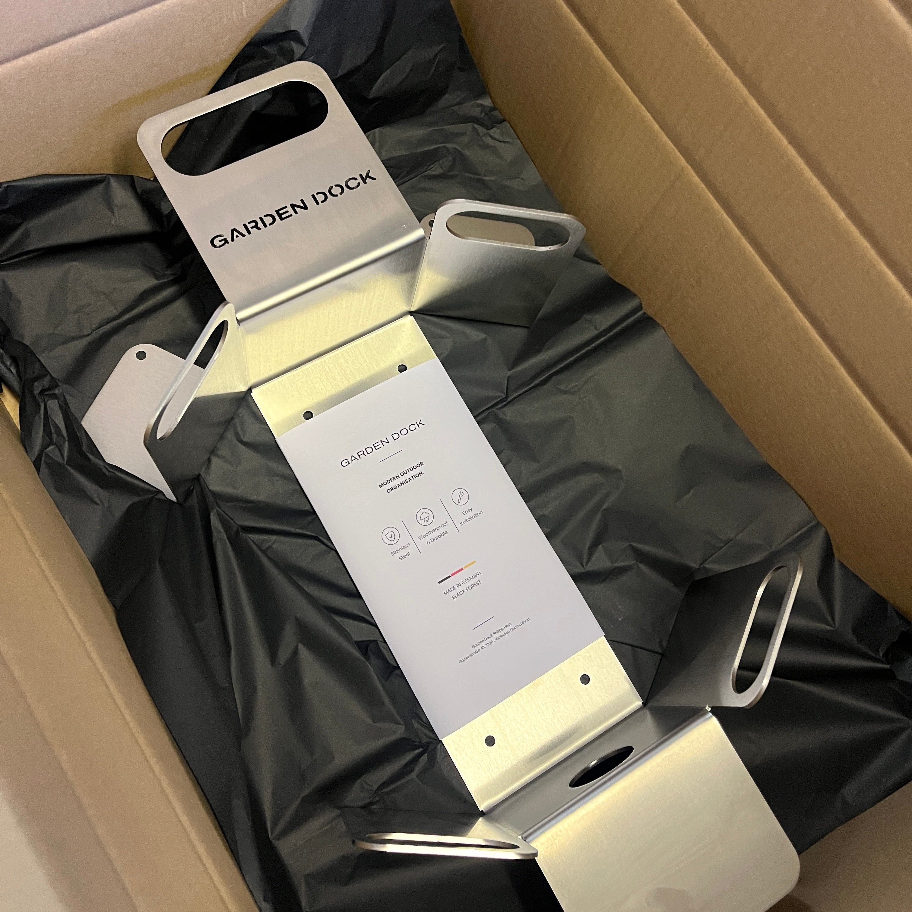 Garden Dock Gartenschlauchhalter aus Edelstahl in hochwertiger Verpackung vor dem Versand